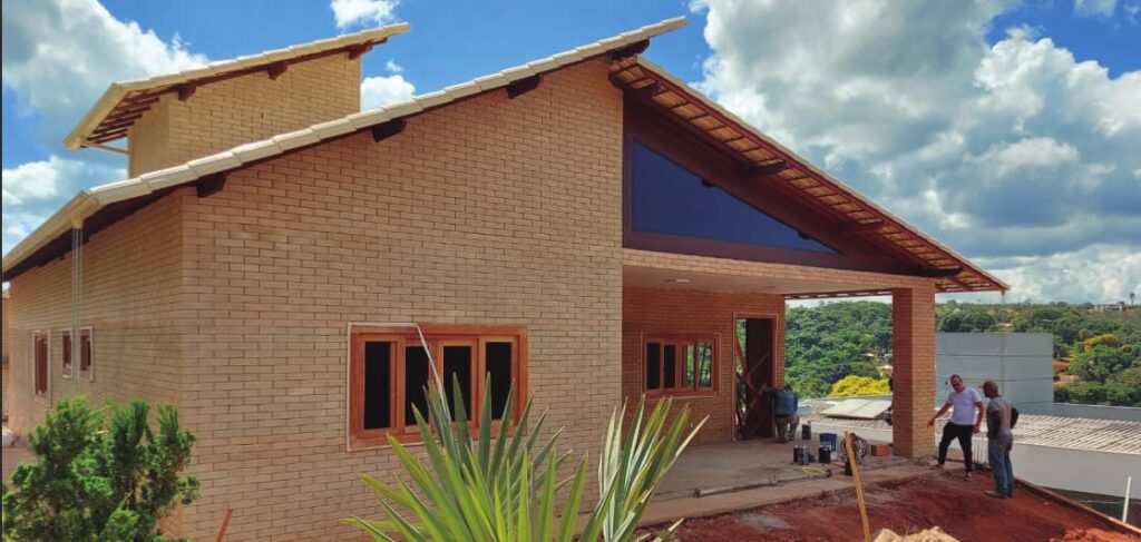 Casa construída com tijolos ecológicos